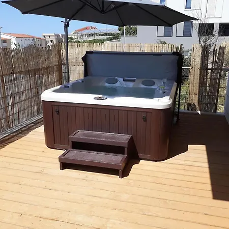 Tom - With Hot Tub Split